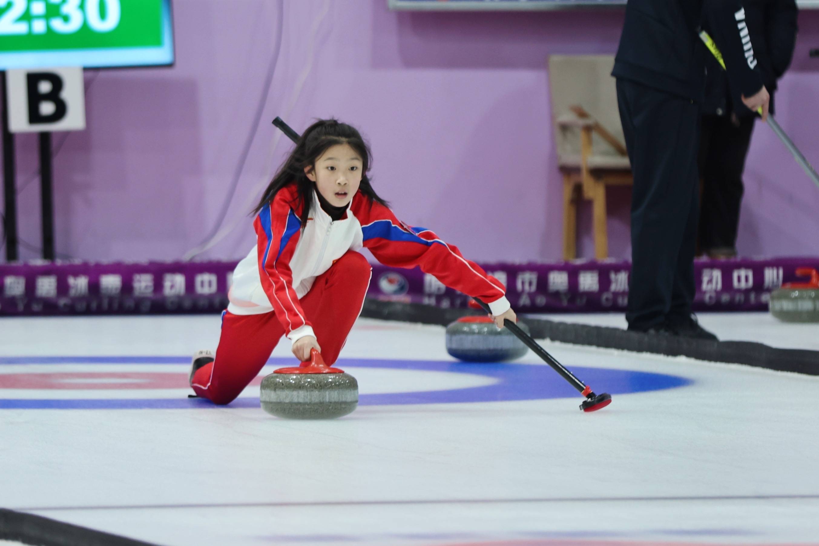 包含特色冰壶趣味赛，冰上策略与技巧结合的词条